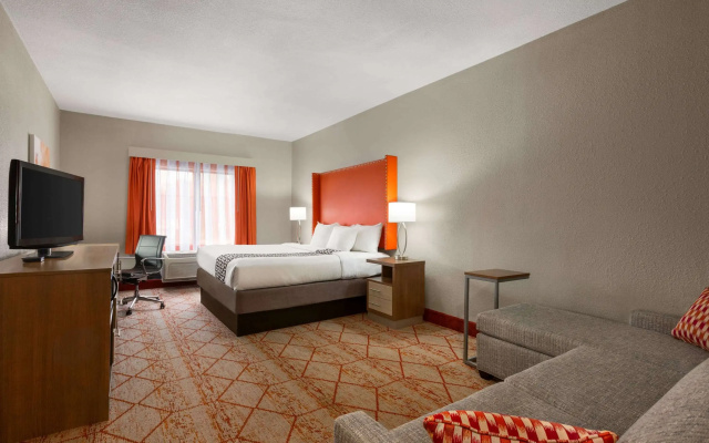 photo 3 of La Quinta Inn & Suites by Wyndham Lackawanna
