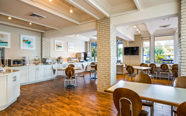 photo 2 of Best Western Plus Yacht Harbor Inn