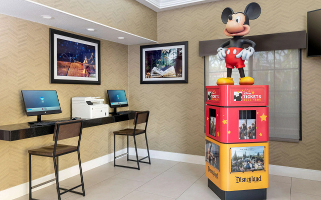 photo 2 of Best Western Plus Raffles Inn & Suites