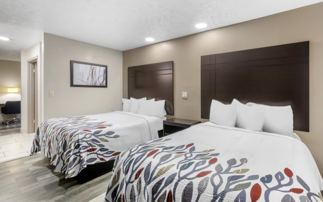 photo 3 of Red Roof Inn & Suites Clinton, MS