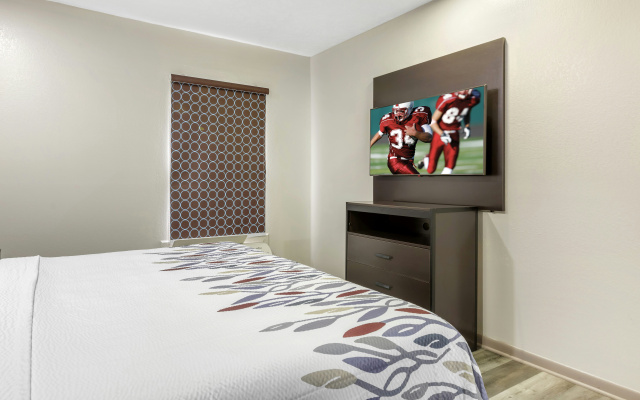 photo 4 of Red Roof Inn & Suites Clinton, MS