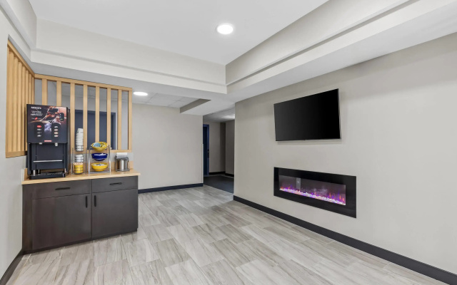 photo 3 of Days Inn & Suites by Wyndham Union City