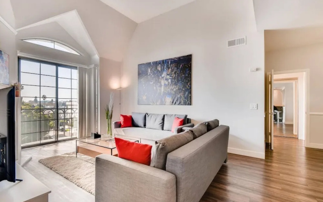 photo 4 of Beverly Hills/Weho Amazing Penthouse 2BR Across From Cedars Sinai (BW-4)