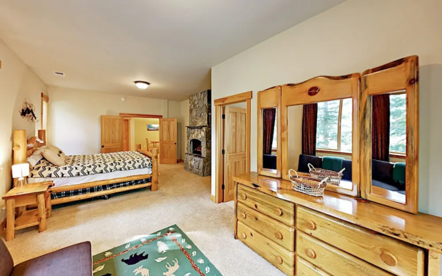 photo 3 of Big 5br W/ 2 Sunny Decks + Rec Center Access 5 Bedroom Home