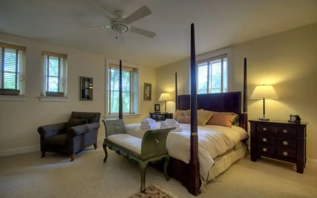 photo 4 of Biltmore Village Hideaway - 2 Br Condo