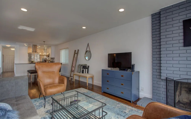 photo 2 of Bird Paradise: Serene Bayview Home in East Alameda 2 Bedrooms 2 Bathro