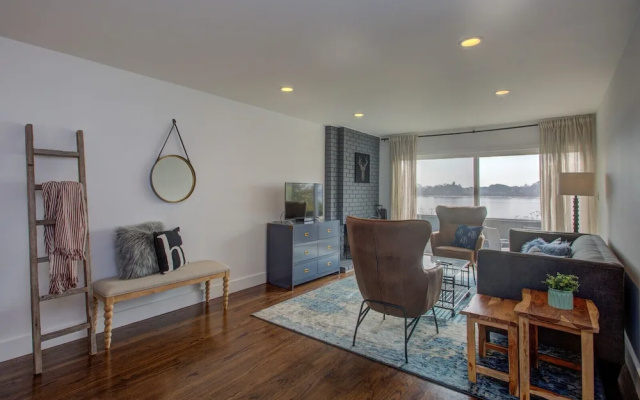 photo 3 of Bird Paradise: Serene Bayview Home in East Alameda 2 Bedrooms 2 Bathro