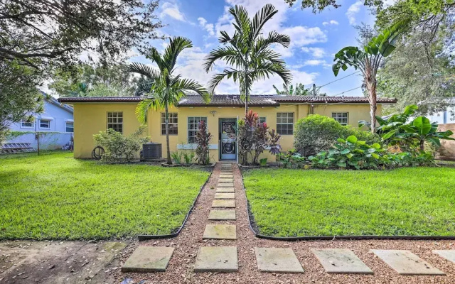 photo 3 of Biscayne Park Vacation Rental w/ Yard!