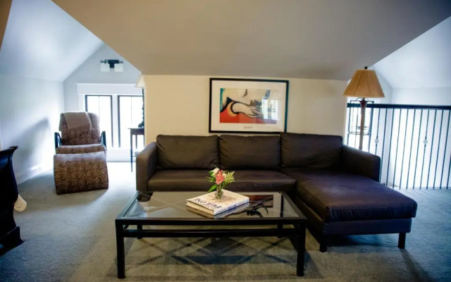 photo 2 of Black Lantern Inn
