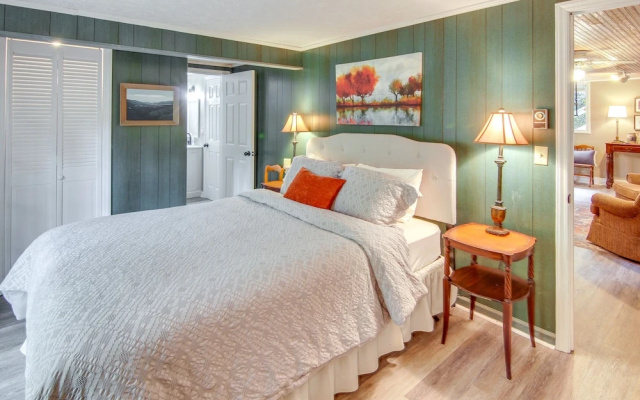 photo 3 of Black Mountain Cabin Apartment ~ 2 Mi to Downtown!