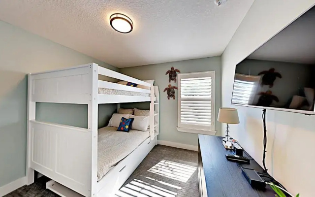 photo 5 of Blue Breeze, 4 Bedrooms, 3 Bathrooms, Sleeps 10, walk to Beach