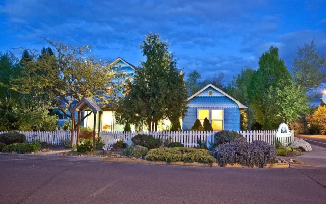photo 4 of Blue Moon Cottage ~ Pet Friendly ~ 5 Blocks to OSF
