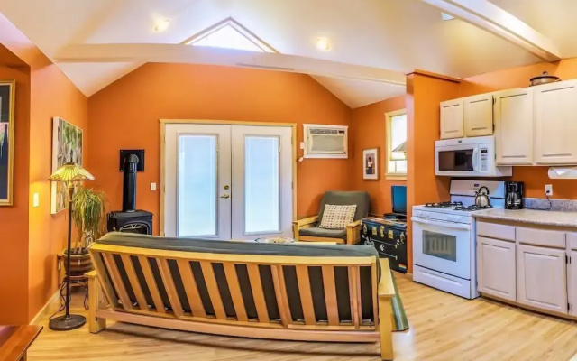 photo 5 of Blue Moon Cottage ~ Pet Friendly ~ 5 Blocks to OSF