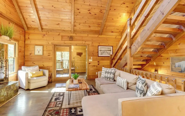photo 2 of Blue Ridge Cabin w/ Hot Tub, Fire Pit, & Game Room