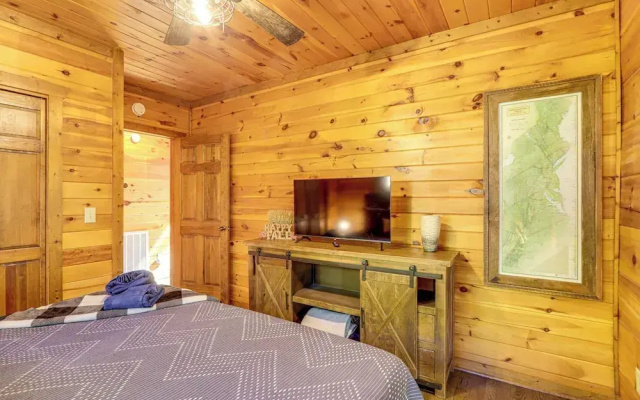 photo 4 of Blue Ridge Cabin w/ Hot Tub, Fire Pit, & Game Room