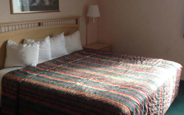 photo 2 of Blueway Inn & Suites Roseville