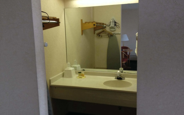 photo 4 of Blueway Inn & Suites Roseville