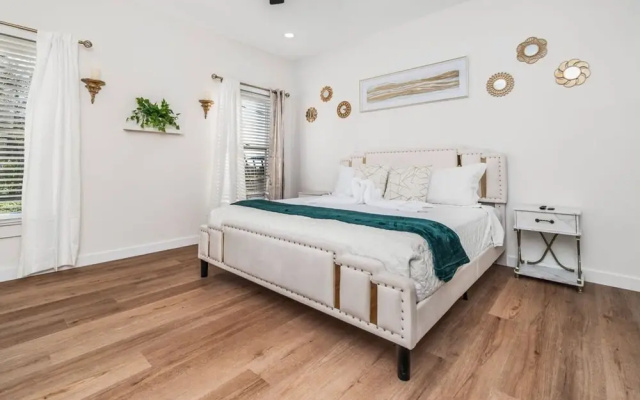 photo 2 of Bold Bright 4BR 3 5full Baths Near Riverwalk Dtown