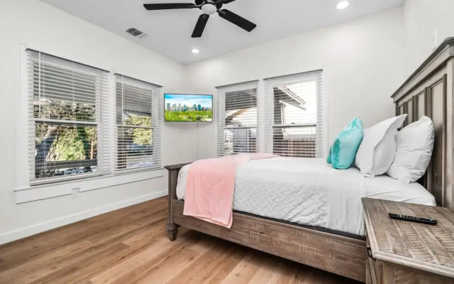 photo 4 of Bold Bright 4BR 3 5full Baths Near Riverwalk Dtown