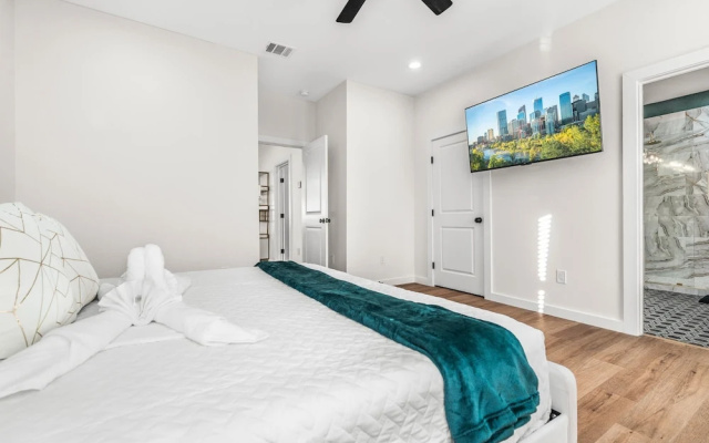 photo 5 of Bold Bright 4br/3.5full Baths Near Riverwalk Dtown