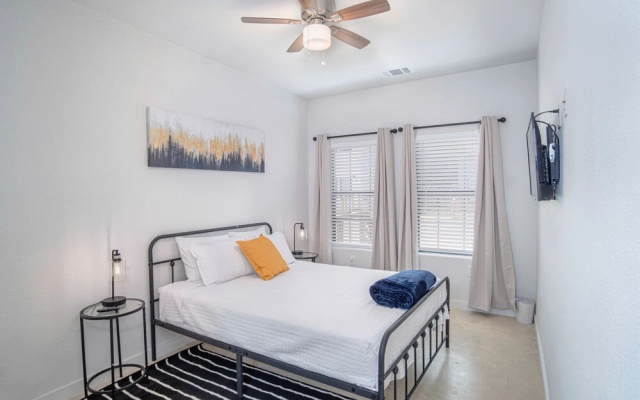 photo 4 of State-of-the-art 3br/2.5ba Home Next to Downtown