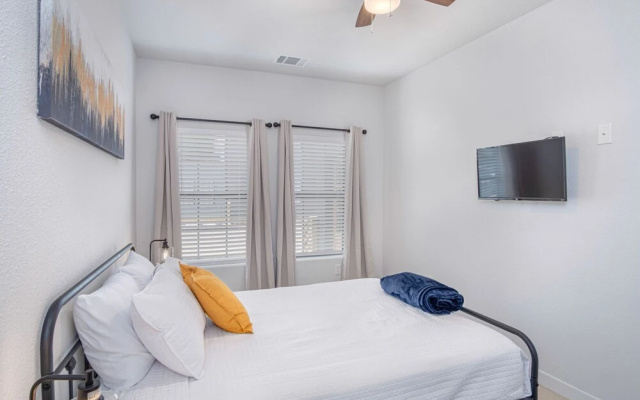 photo 5 of State-of-the-art 3br/2.5ba Home Next to Downtown