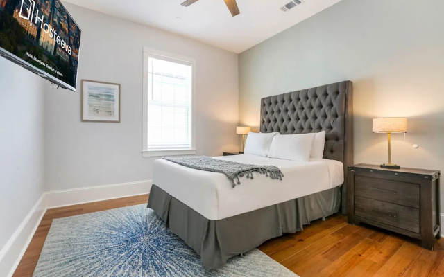 photo 2 of Modern 4 BR Condo with Balcony & Pool - Near FQ