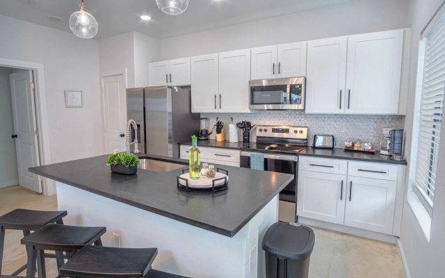 photo 4 of Trendy & Upscale 3br/2.5ba Home Close to Downtown