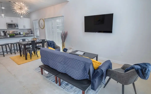 photo 2 of Trendy & Upscale 3br/2.5ba Home Close to Downtown