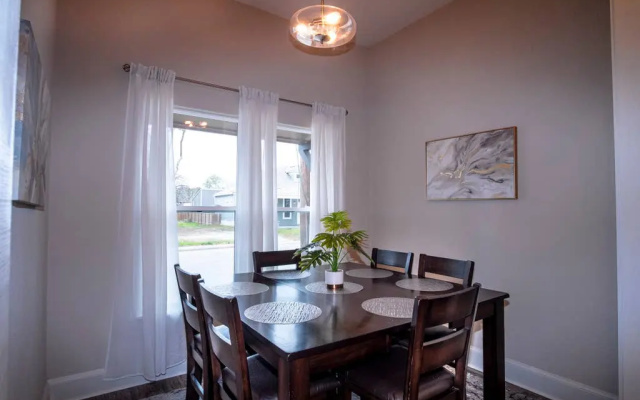 photo 3 of Brand NEW Large Impressive House Near Downtown!