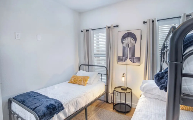 photo 4 of Cutting-edge Elegant 3BR 2.5ba Home Near Downtown!