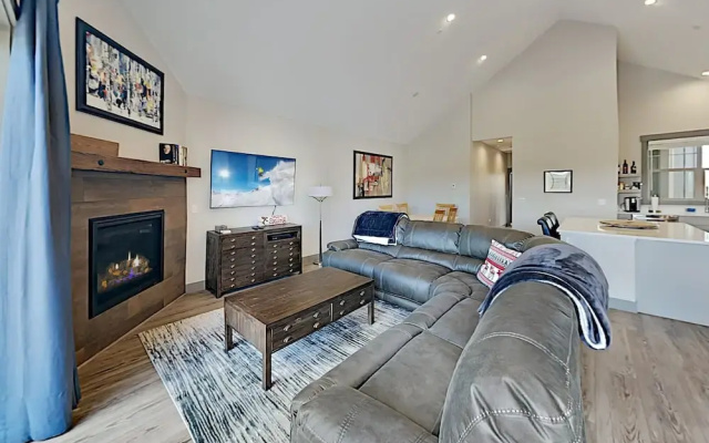 photo 3 of Brand-new Townhome W/ Private Balcony & Fireplace 3 Bedroom Townhouse