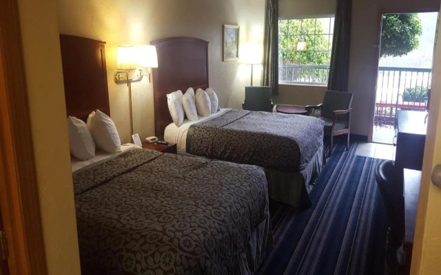 photo 3 of Days Inn By Wyndham Branson Near Theatre District