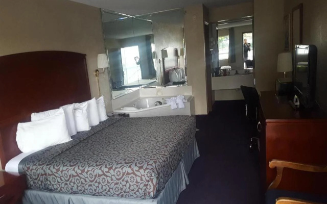 photo 4 of Days Inn By Wyndham Branson Near Theatre District