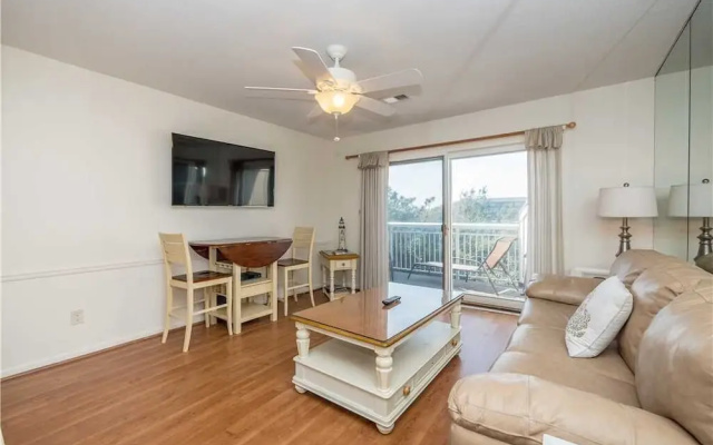 photo 3 of Breakers 304, 1 Bedroom, Beach Front, Sleeps 4
