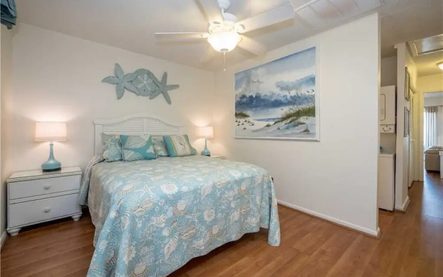 photo 5 of Breakers 304, 1 Bedroom, Beach Front, Sleeps 4