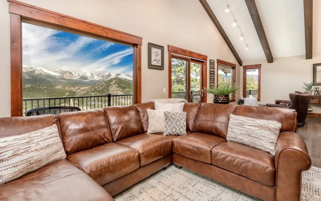 photo 3 of Breiding Upper Luxury Vacation At Windcliff 2 Bedroom Home by RedAwning