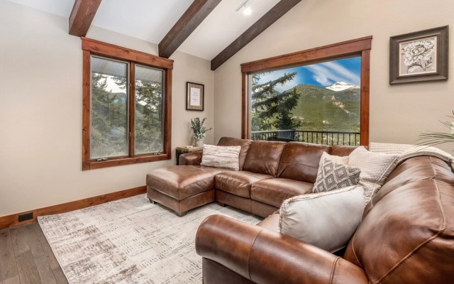 photo 4 of Breiding Upper Luxury Vacation At Windcliff 2 Bedroom Home by RedAwning