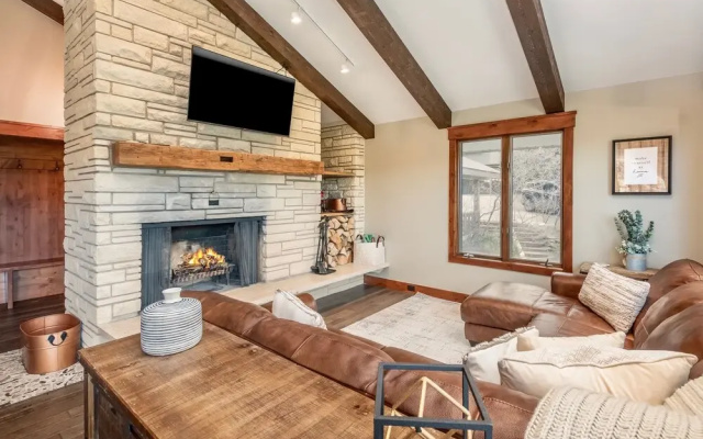 photo 5 of Breiding Upper Luxury Vacation At Windcliff 2 Bedroom Home by RedAwning