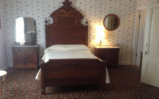 photo 3 of Bridgeport Inn