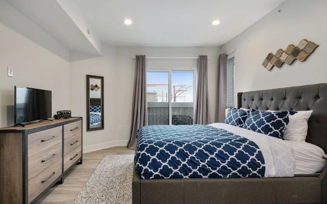 photo 4 of Bright 3 Bedroom + Rooftop Views