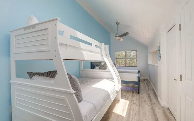 photo 2 of Bright & Airy Myrtle Beach Condo: 1 Block to Ocean