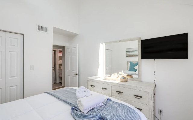 photo 3 of Bright & Airy Myrtle Beach Condo: 1 Block to Ocean