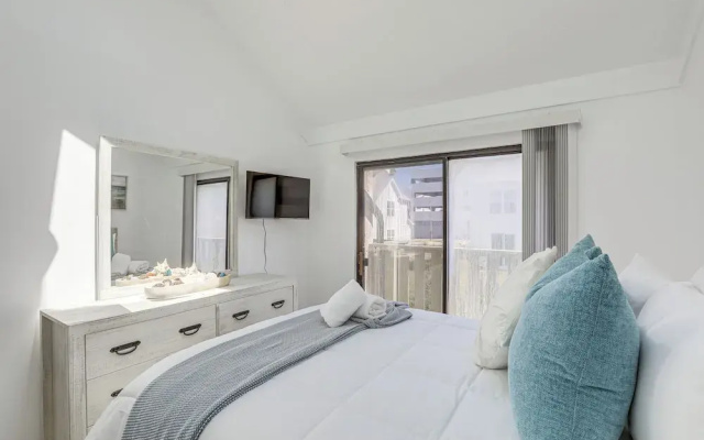 photo 4 of Bright & Airy Myrtle Beach Condo: 1 Block to Ocean