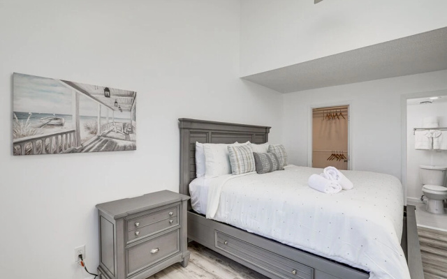 photo 5 of Bright & Airy Myrtle Beach Condo: 1 Block to Ocean