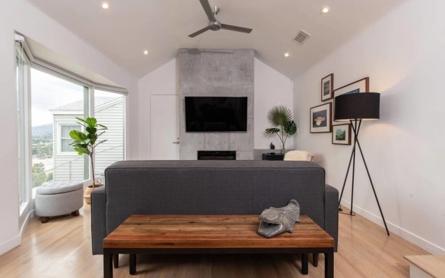 photo 2 of Bright and Spacious 2bdr With Stunning Views