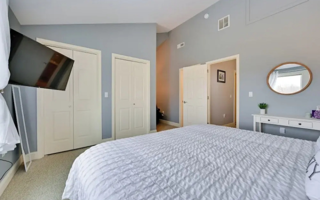 photo 2 of Bright Condo w/ Community Perks: Near Ski Quechee!