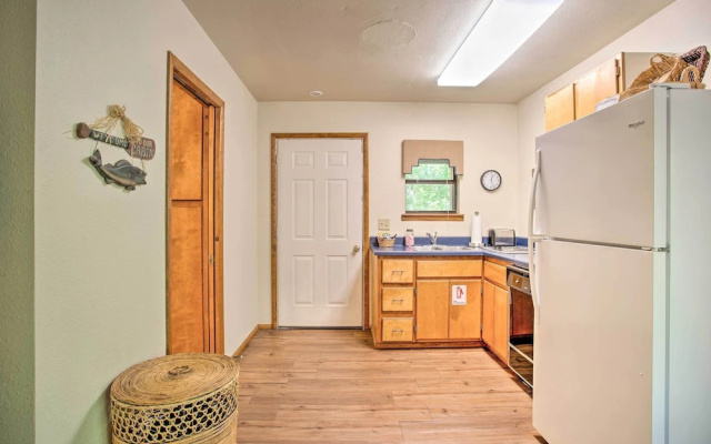 photo 2 of Bright Davis Escape w/ Screened-in Porch!