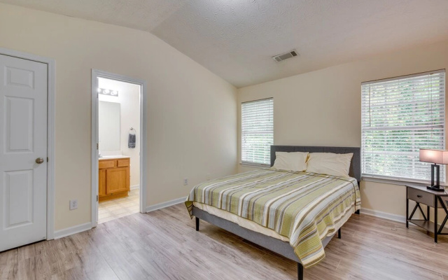 photo 2 of Bright Decatur Townhome ~ 10 Mi to Atlanta!