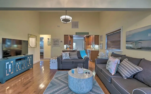 photo 2 of Bright Sarasota Bungalow - 5 Mi to Siesta Beach!